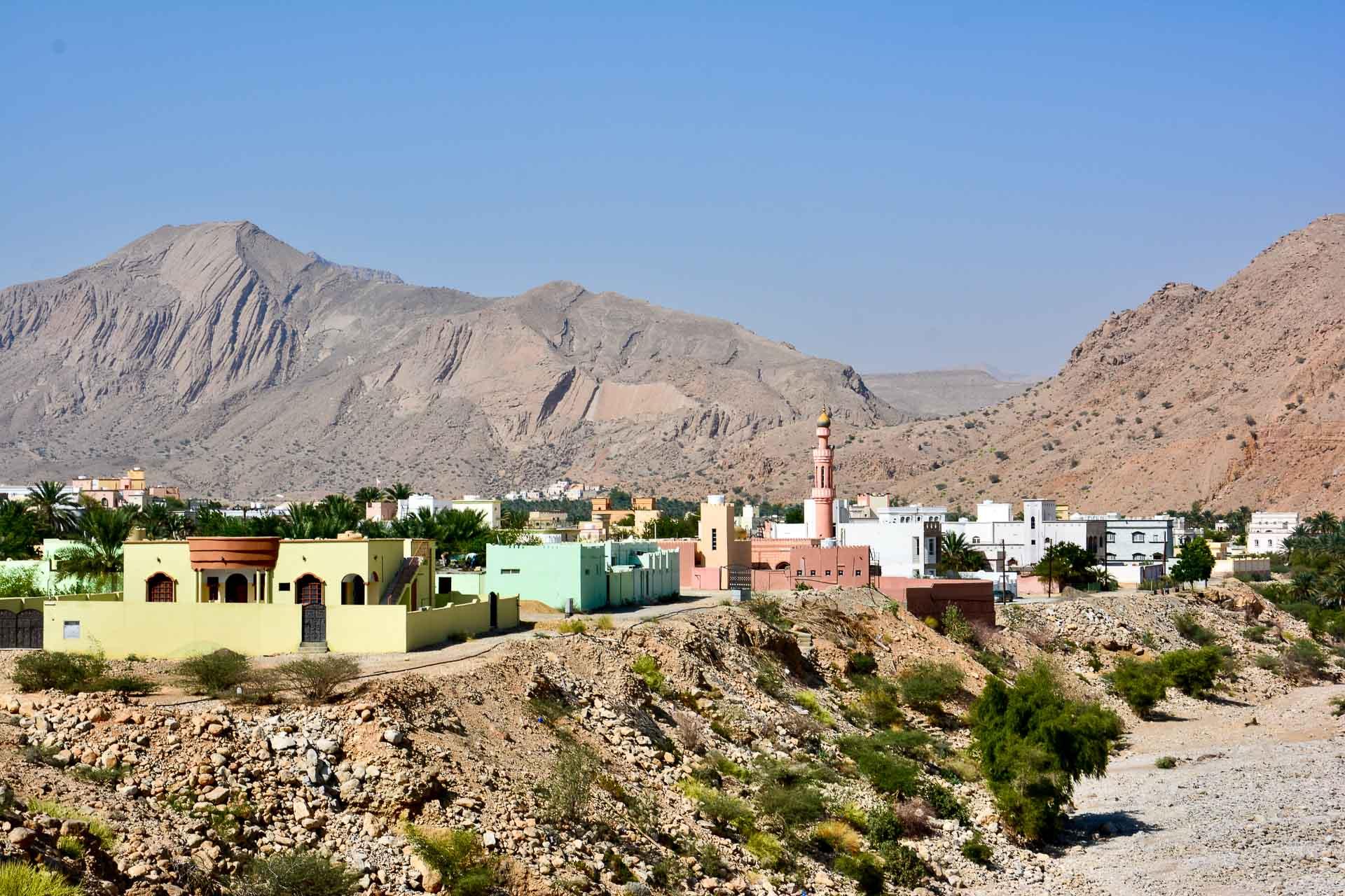 Les villages colorés sur les routes d’Oman. © Emmanuel Laveran.