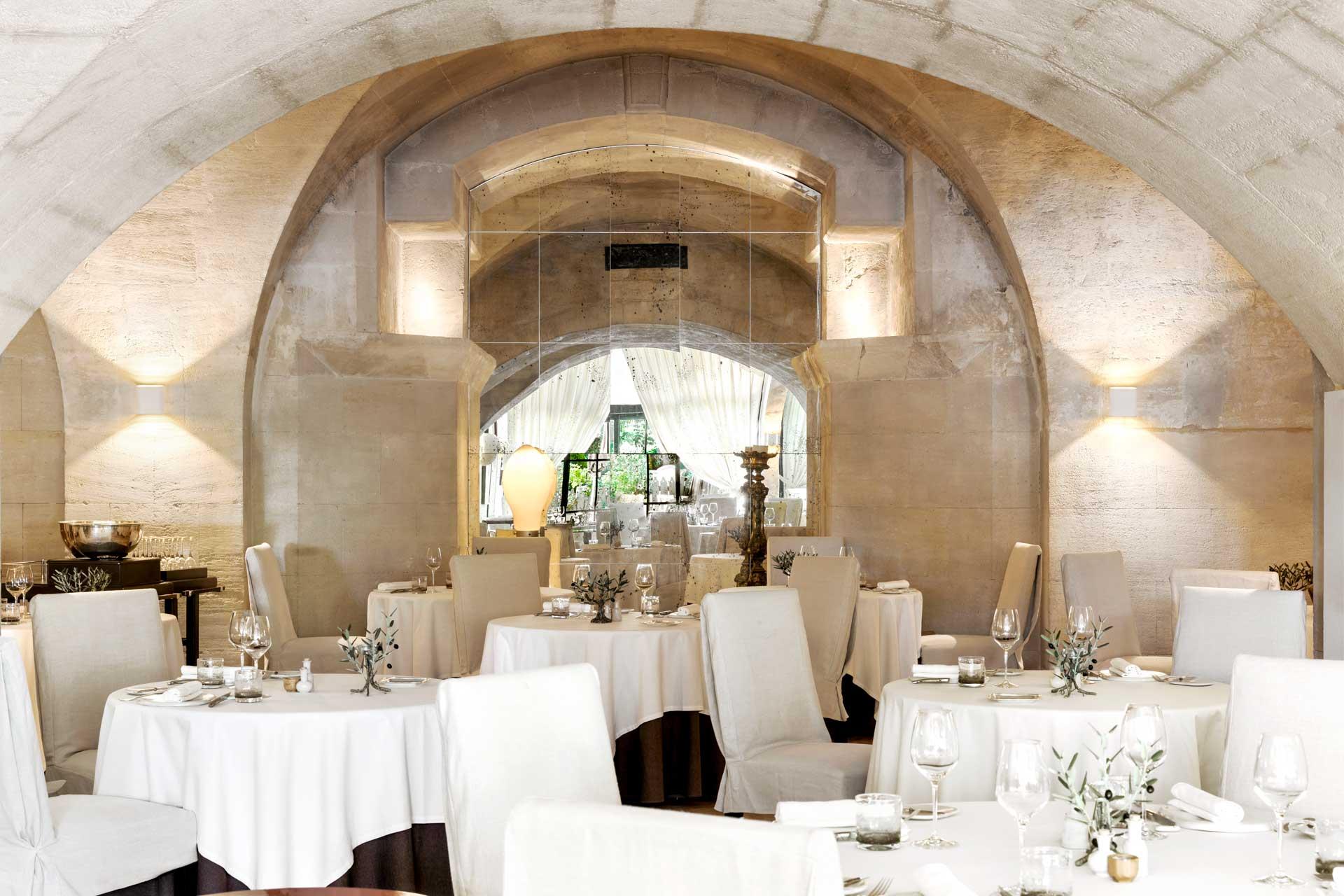 Le restaurant l’Oustau sous ses belles voûtes en pierre beige © G. Voinot