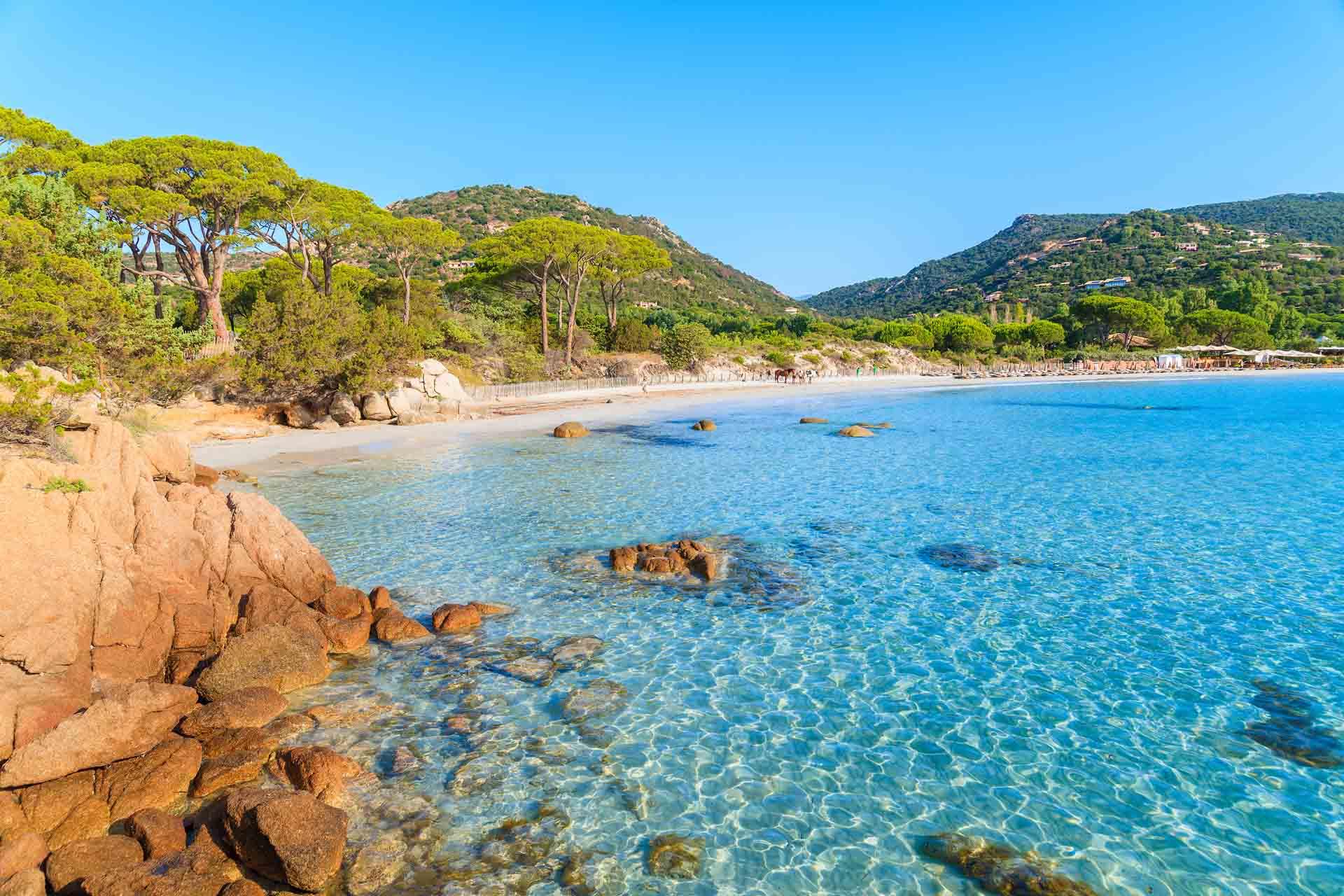 La plage de Palombaggia, pour des vacances en famille en France © AdobeStock