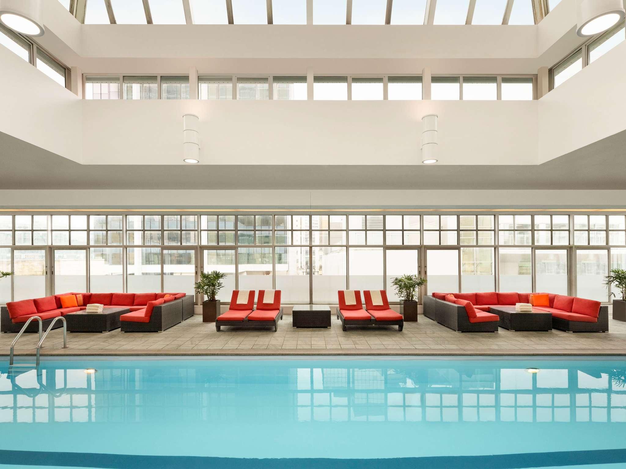 La piscine intérieure de l’hôtel © Le Fairmont Hotel