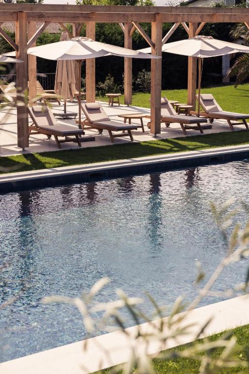 Profiter du soleil au bord de la piscine © Indarra 