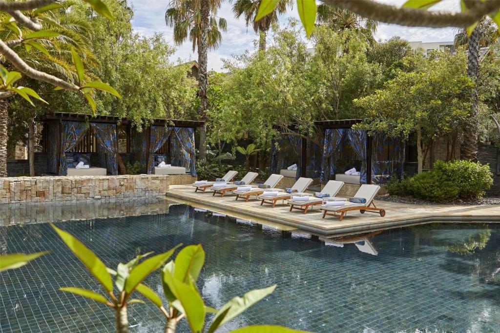 Se détendre au bord de la piscine extérieure © One&Only