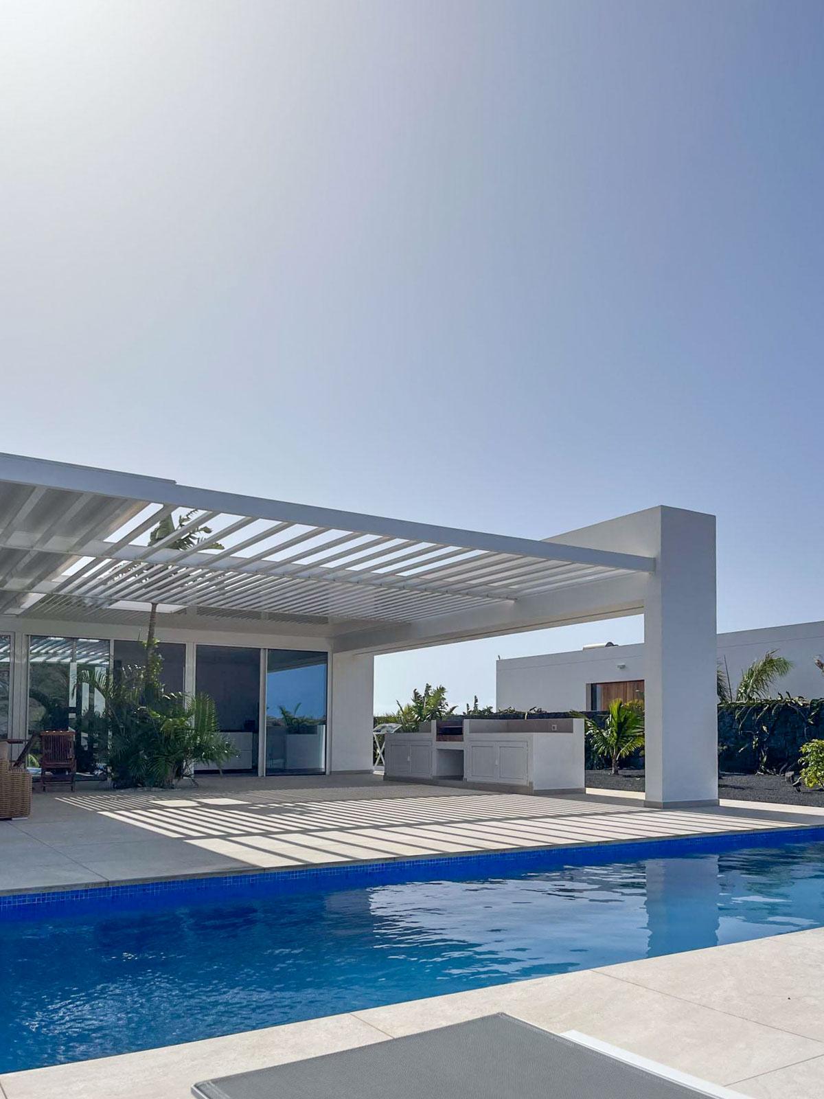 Bronzer à la piscine lors d’un itinéraire aux Canaries © PPB