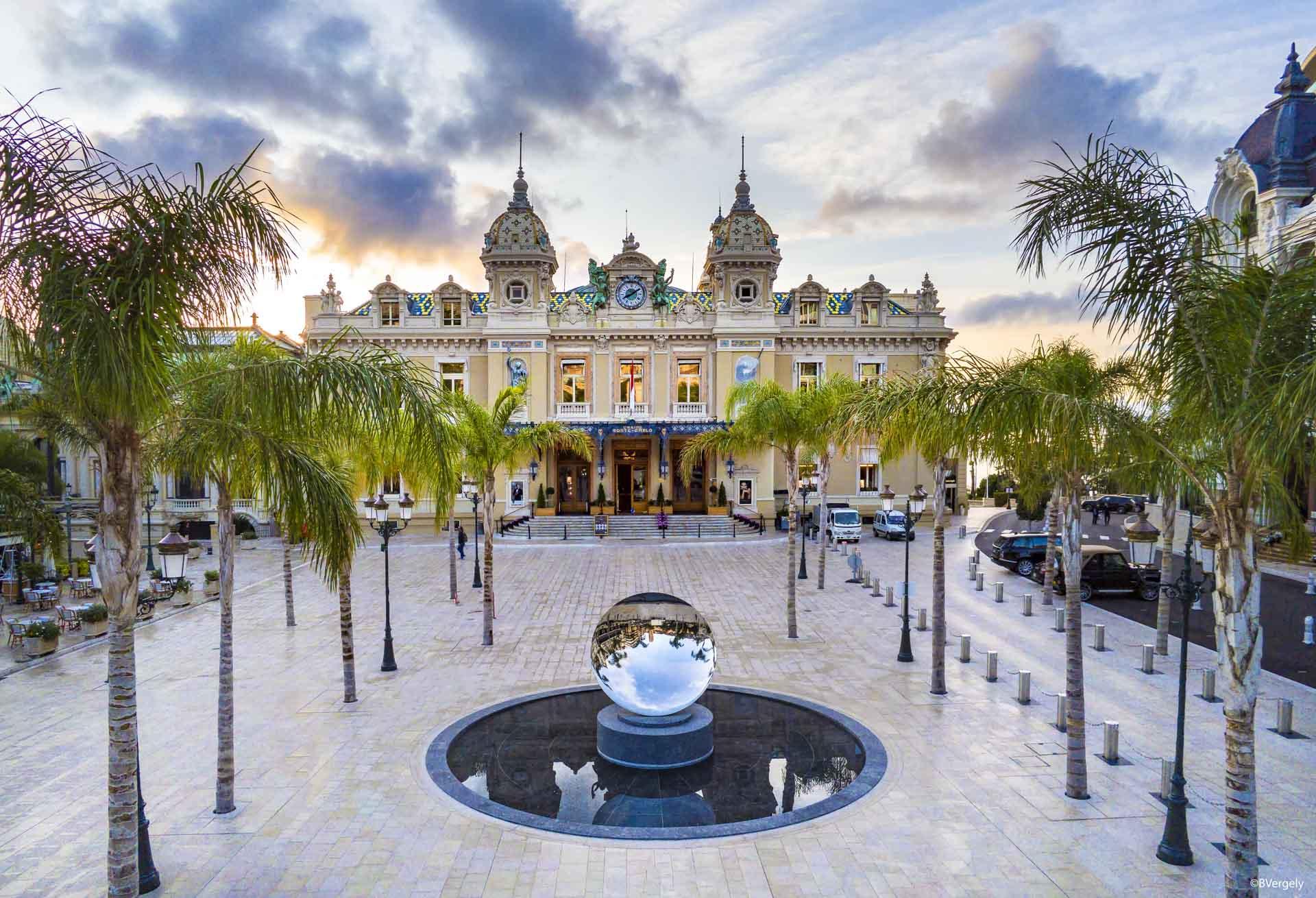 La toute nouvelle Place du Casino et le célèbre Casino de Monte-Carlo © DR