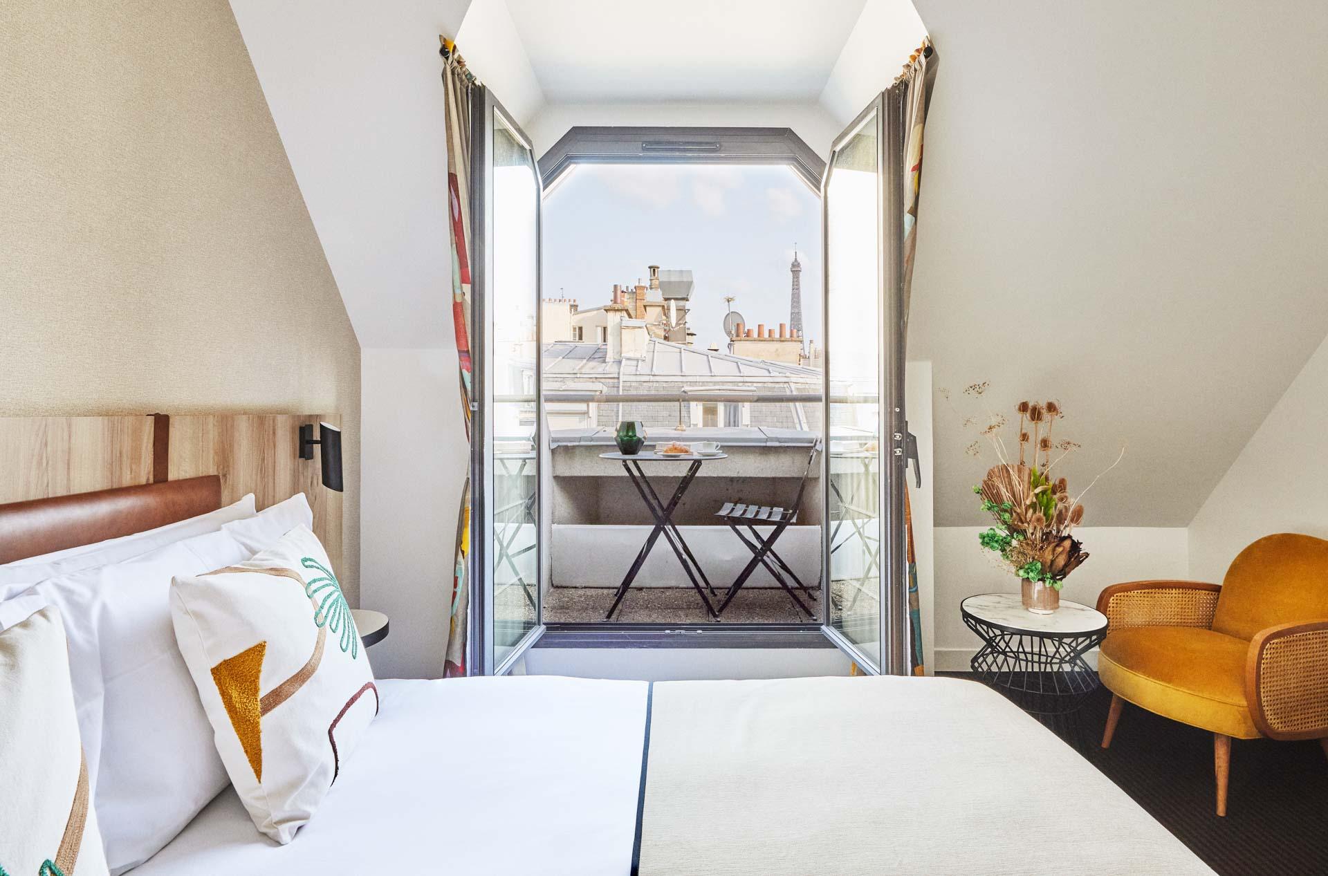 Plaza Tour Eiffe — Chambre Supérieure avec balcon et vue sur la Tour Eiffel © DR