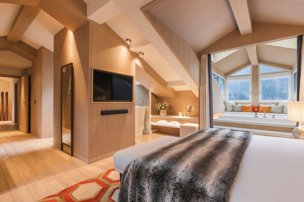 Les vastes chambres sont tout confort et bardées de bois clair © Hôtel Mont-Blanc Chamonix