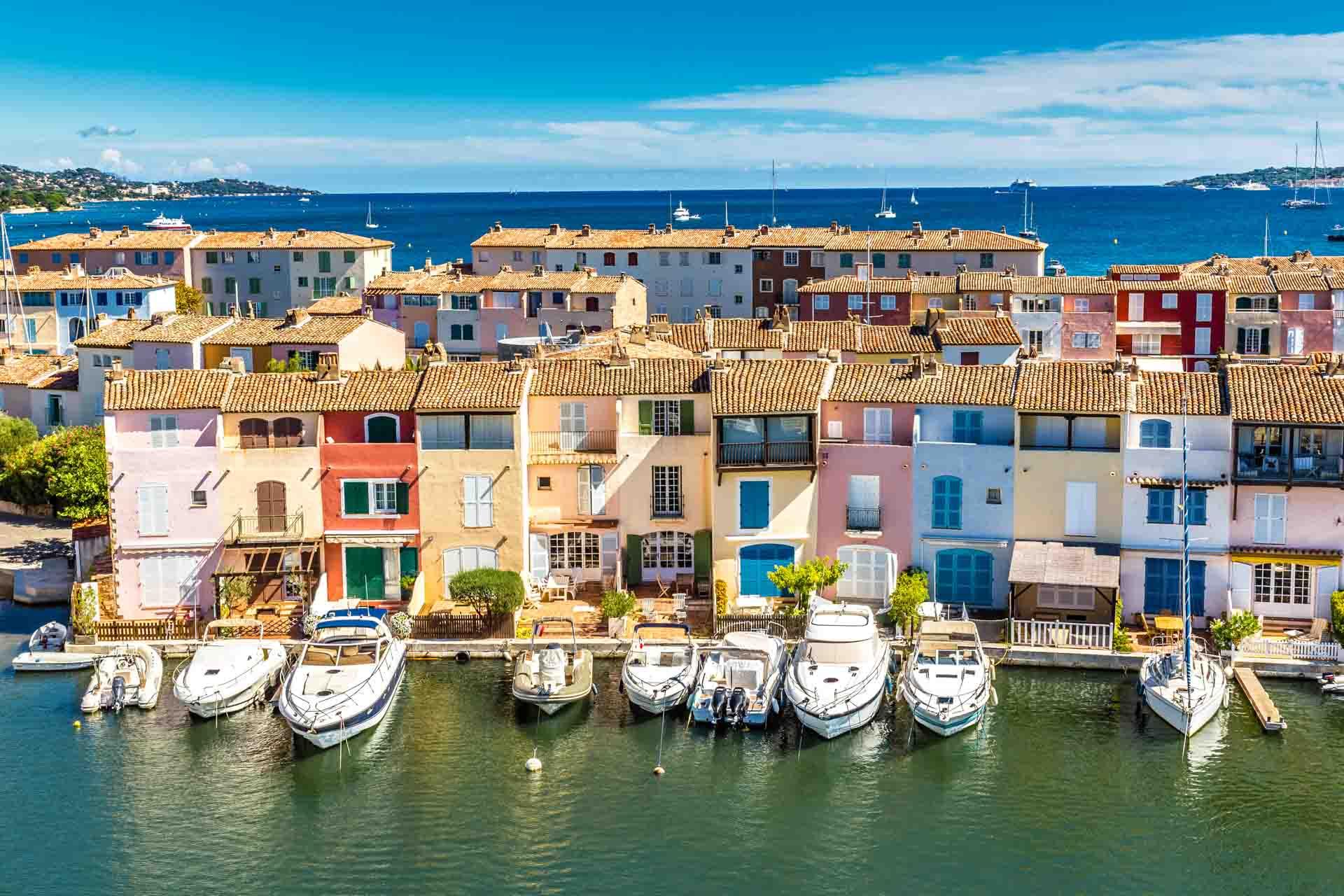 Le charmant port de Port Grimaud voisin de Cogolin © AdobeStock - zm photos