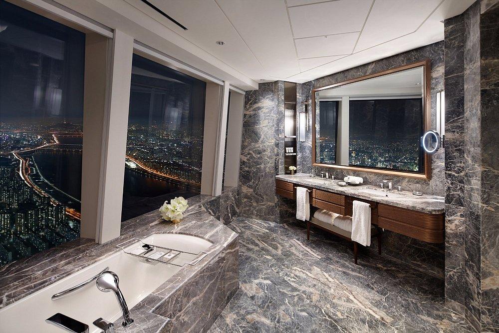 Une salle de bain avec vue de l’Hôtel Signiel Seoul © Signiel Seoul