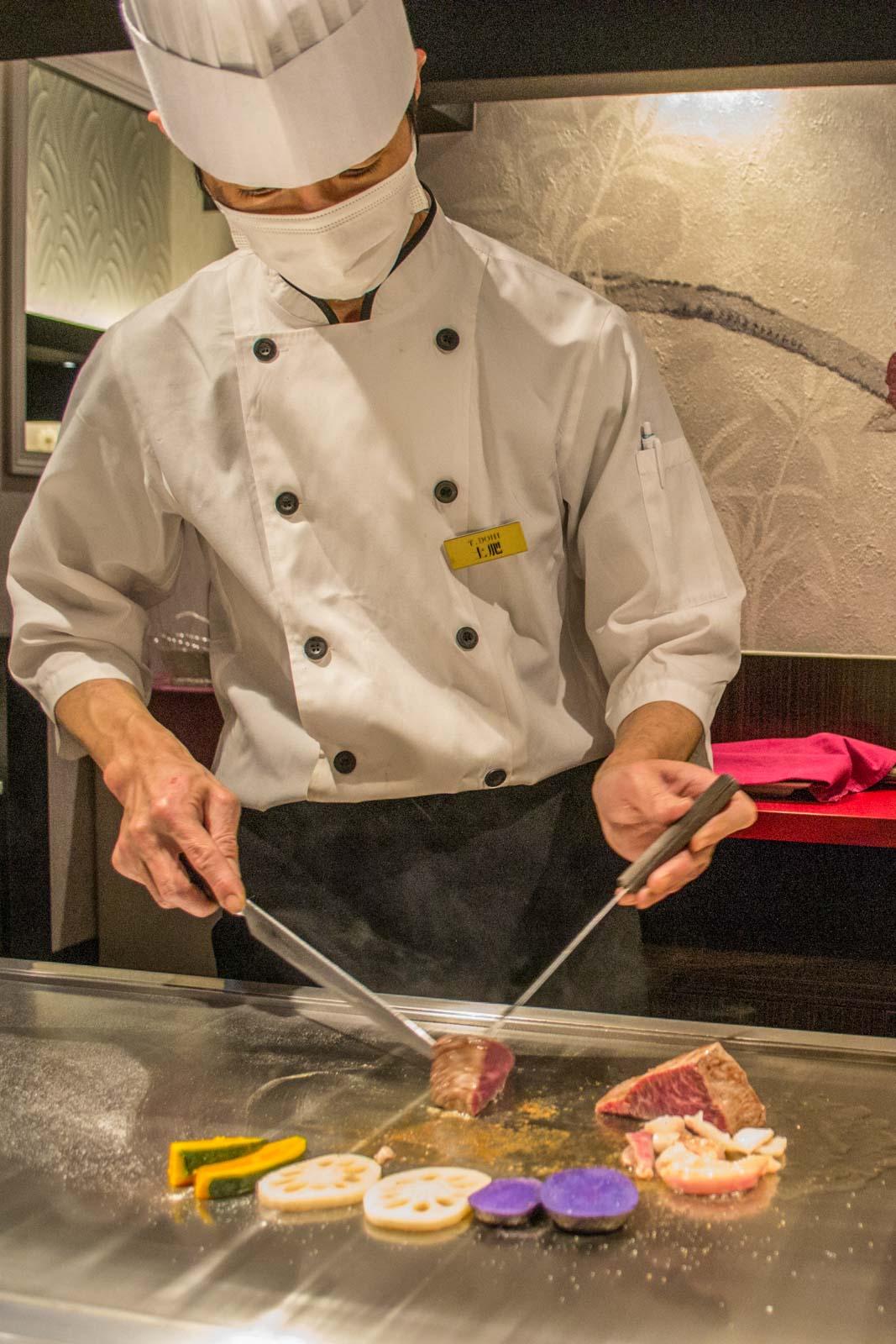 Le chef prépare le bœuf de Kobe face aux clients © DR
