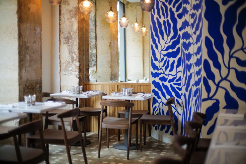 Le décor lumineux et coloré de Qasti, le bistrot libanais du chef Alan Geaam © Stéphane Riss