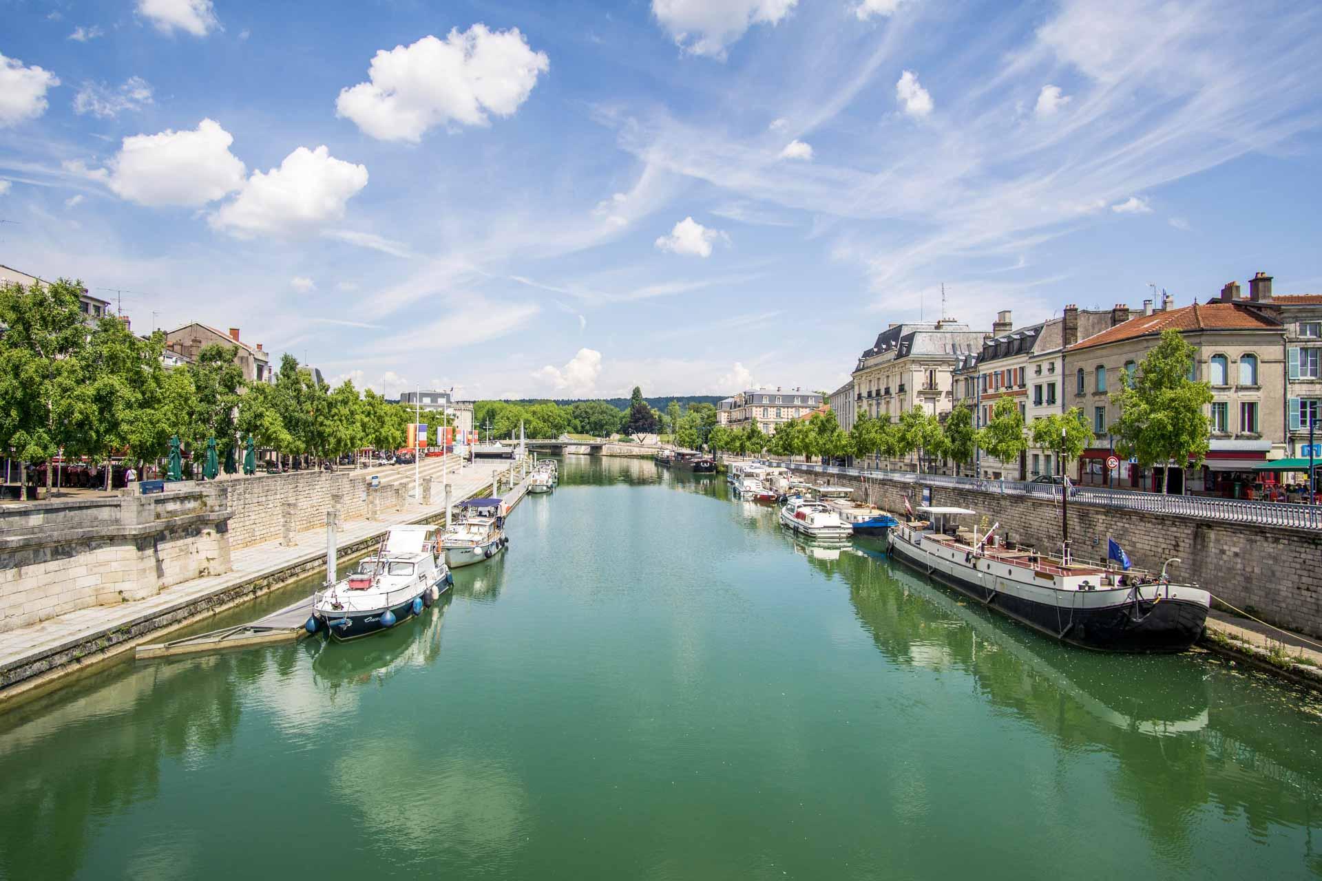 Les quais de Meuse à Verdun © Ekim — AdobeStock