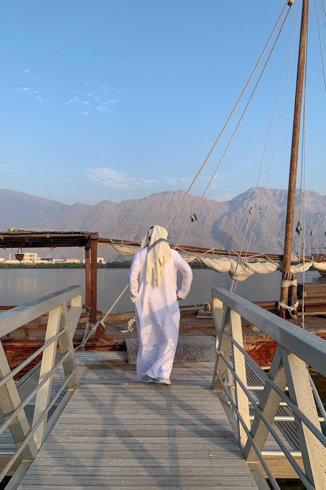 Abdulla Rashed al-Suwaidi monte sur un ancien bateau de pêche aux huitres perlières © YONDER