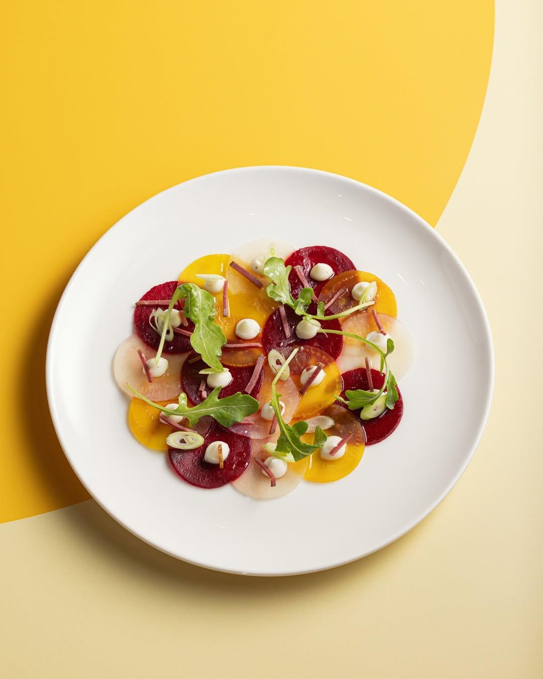 Betteraves, le crémeux du chèvre frais et le caractère du magret fumé © victorbellot_photographie