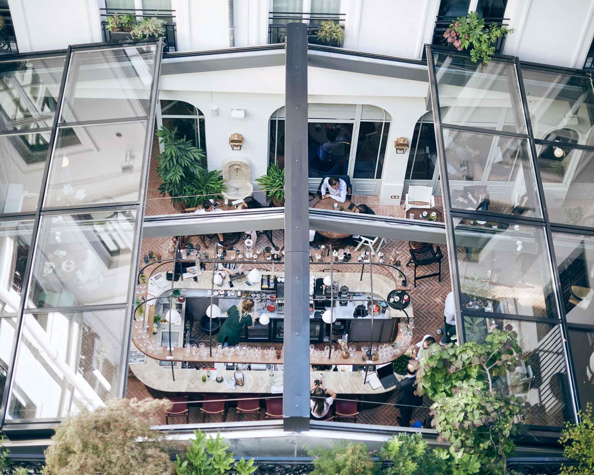 La verrière de l’Hôtel des Grands Boulevards avec le restaurant et le bar © Experimental Group