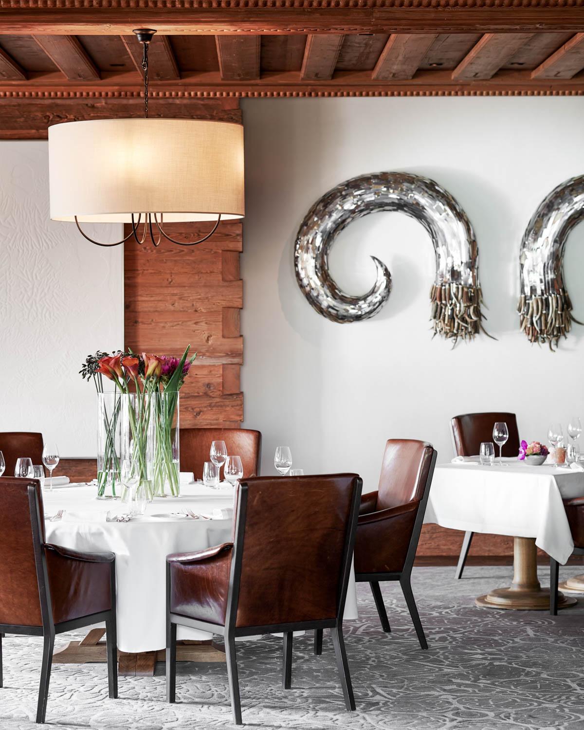 Le restaurant Sommet, sobrement décoré par une œuvre d’Ann Carrington © The Alpina Gstaad