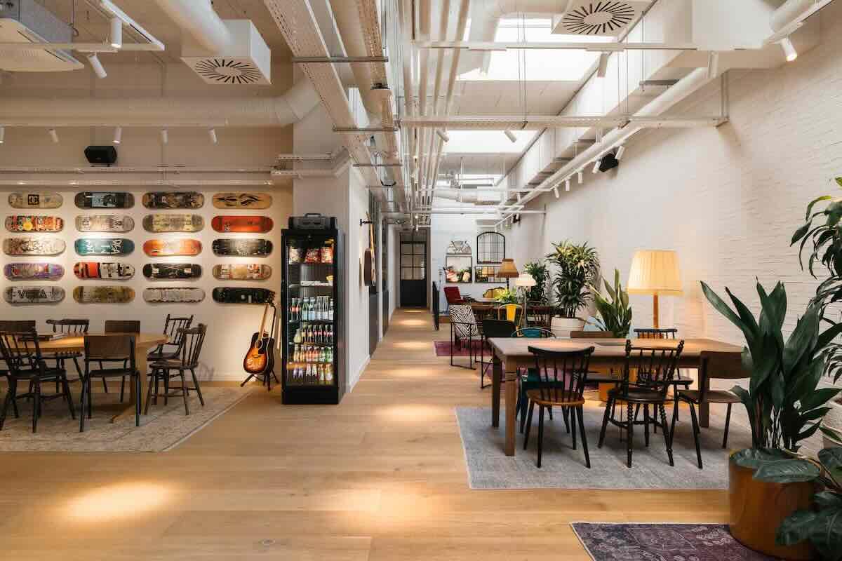 Espace coworking avec bar à l’hôtel Ruby Lilou Marseille © DR