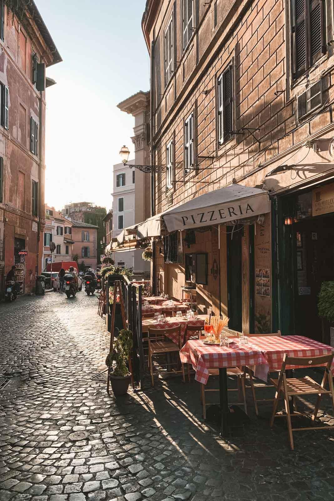 Se promener en amoureux dans les ruelles de Rome © Fineas Anton