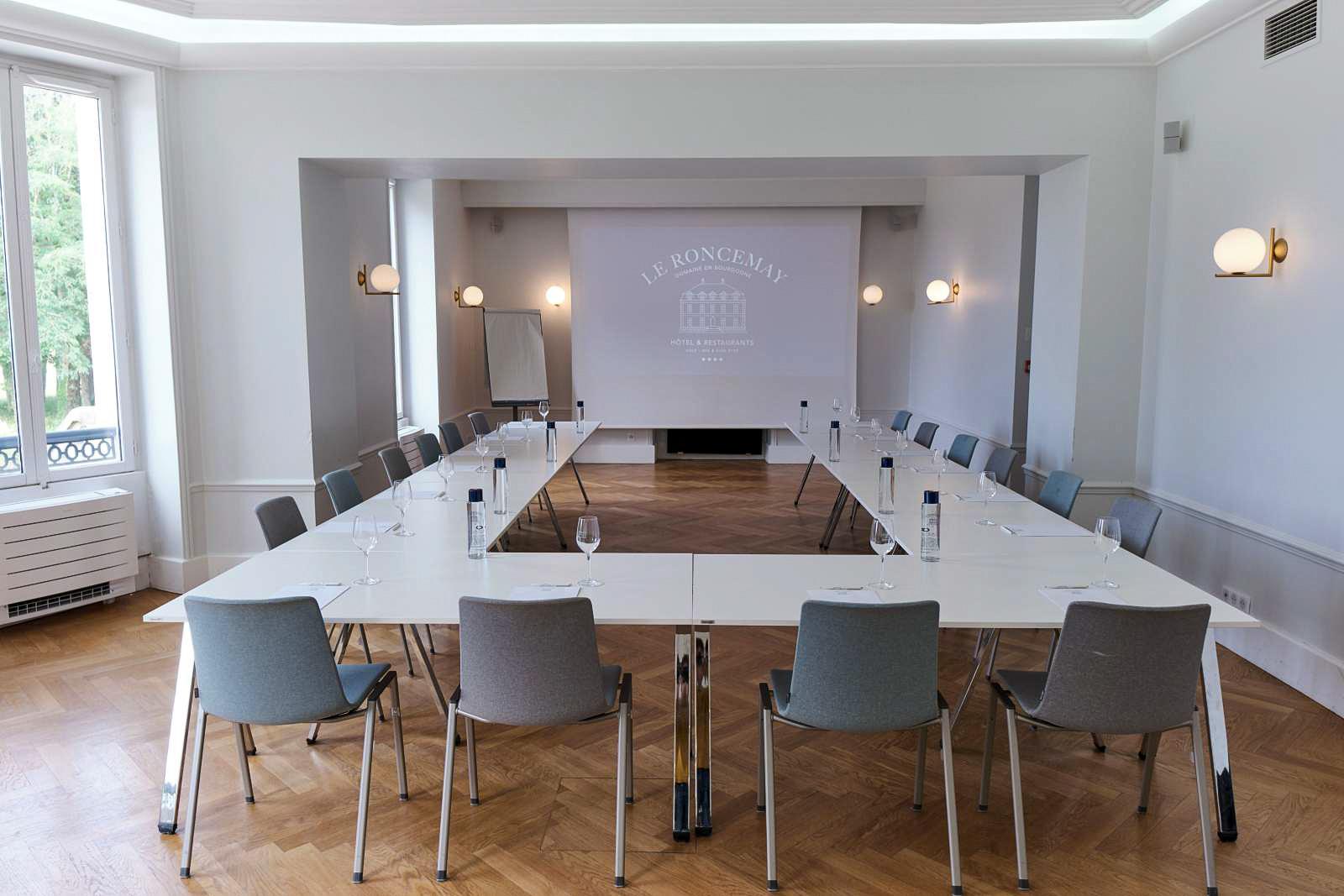 Une salle de réunion au Roncemay pour un séminaire en Bourgogne