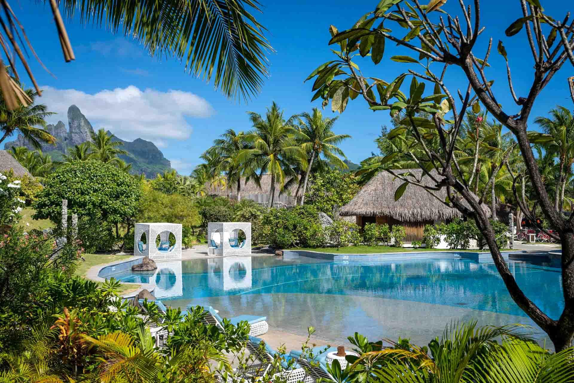 Piscine de la plage principale au St Regis Bora Bora © Saint Regis