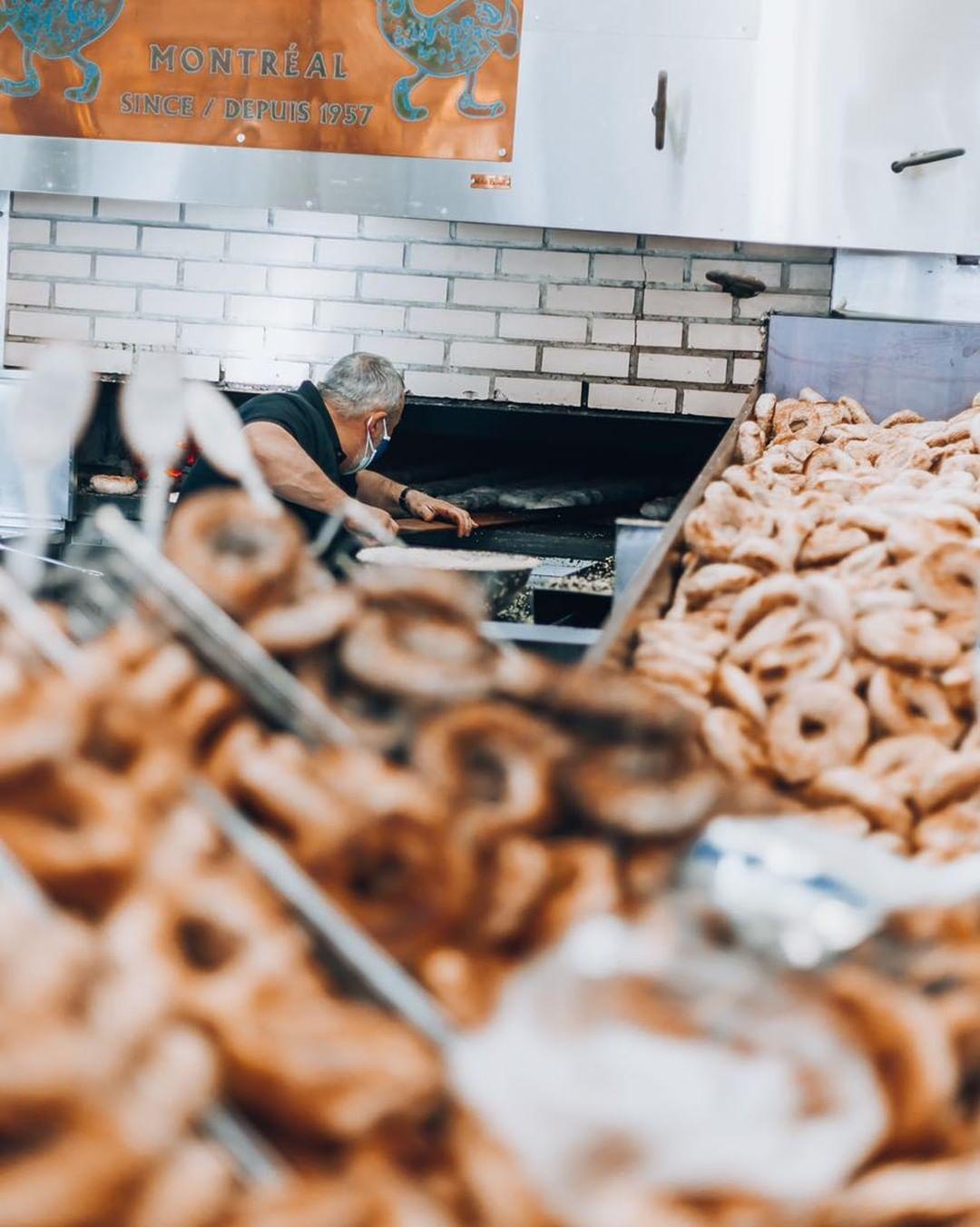 Les différentes sortes de bagels sortent du four à bois à Saint-Viateur Bagels © Saint Viateur Instagram