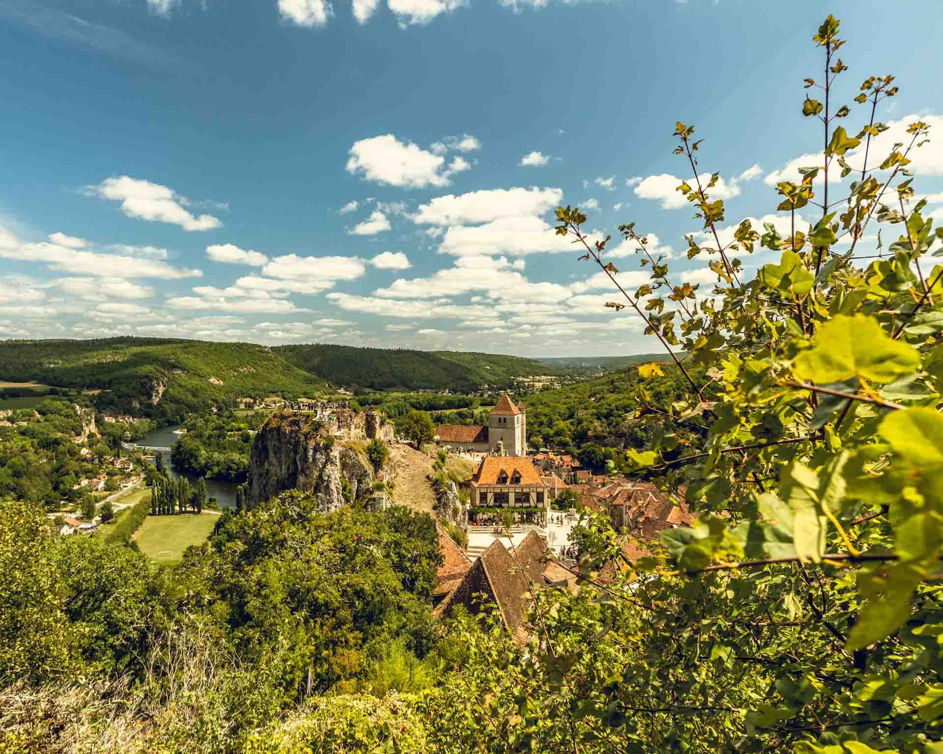 Saint-Cirq-Lapopie dans la vallée du Lot © Robin Alves