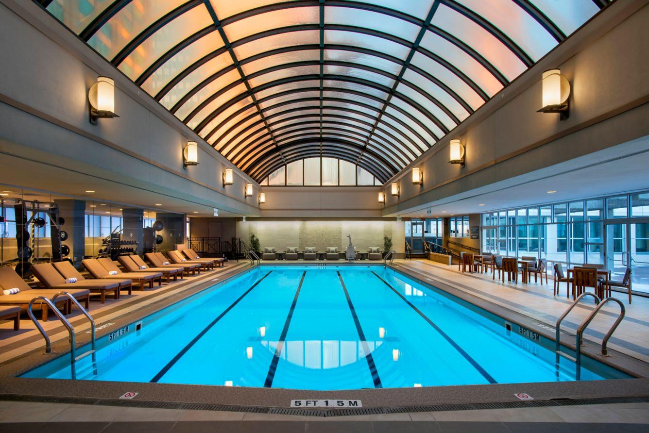 La piscine intérieure de l’hôtel de luxe © Marriott