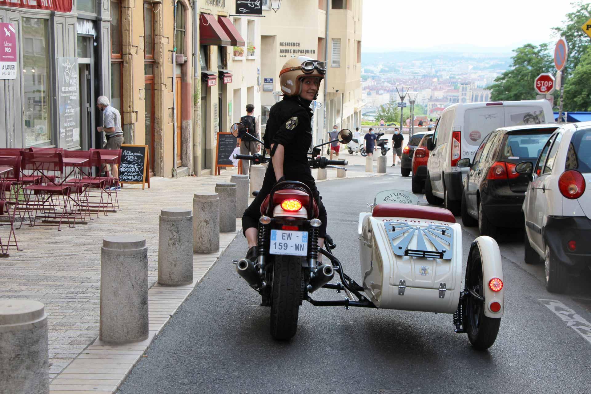 Christelle sur son sidecar Rue des Pierres Plantées © DR