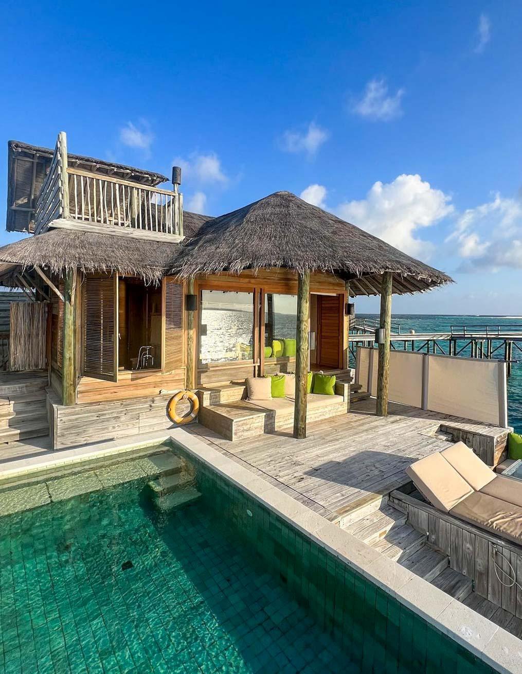 Une villa sur pilotis aux Maldives © Six Senses