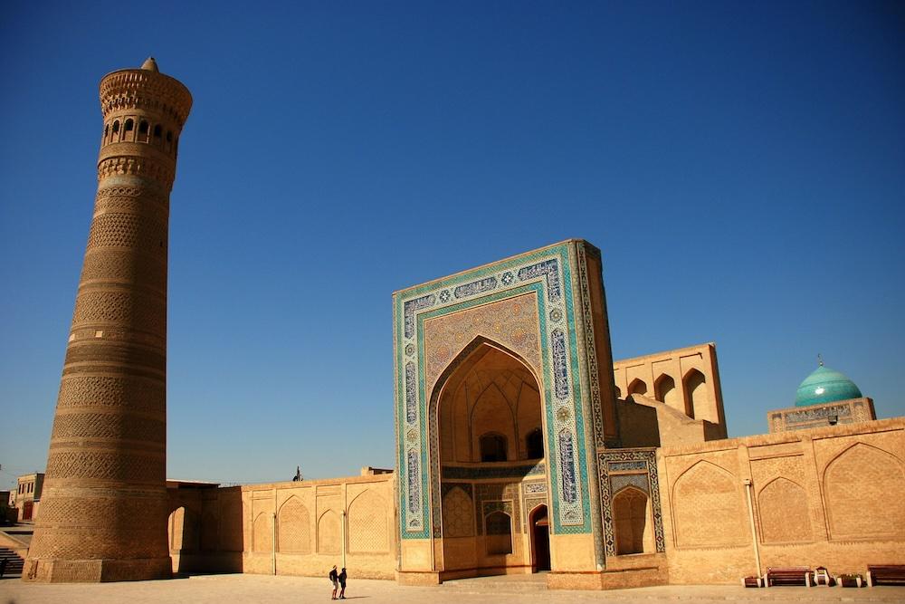 Le minaret Kalyan et la médersa Mir-i-Arab, à Boukhara, en Ouzbouzistan, sous un ciel bleu intense © Unsplash / Snowscat