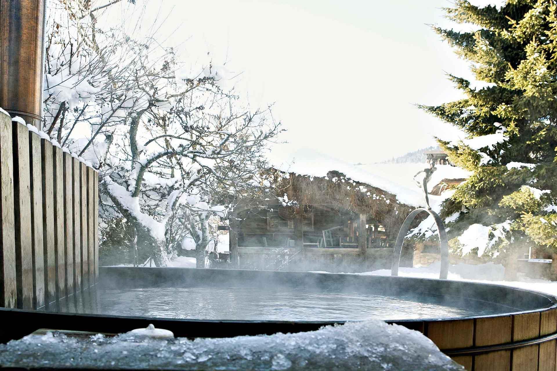 Le jacuzzi extérieur de l’hôtel spa de Megève
