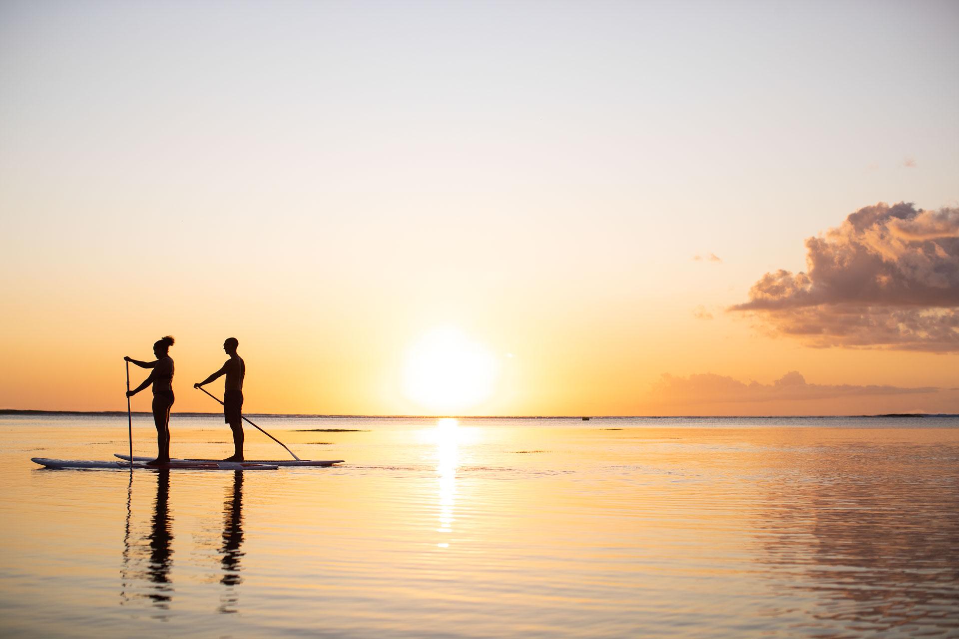 Paddle au coucher du soleil le long de la plage du Sugar Beach