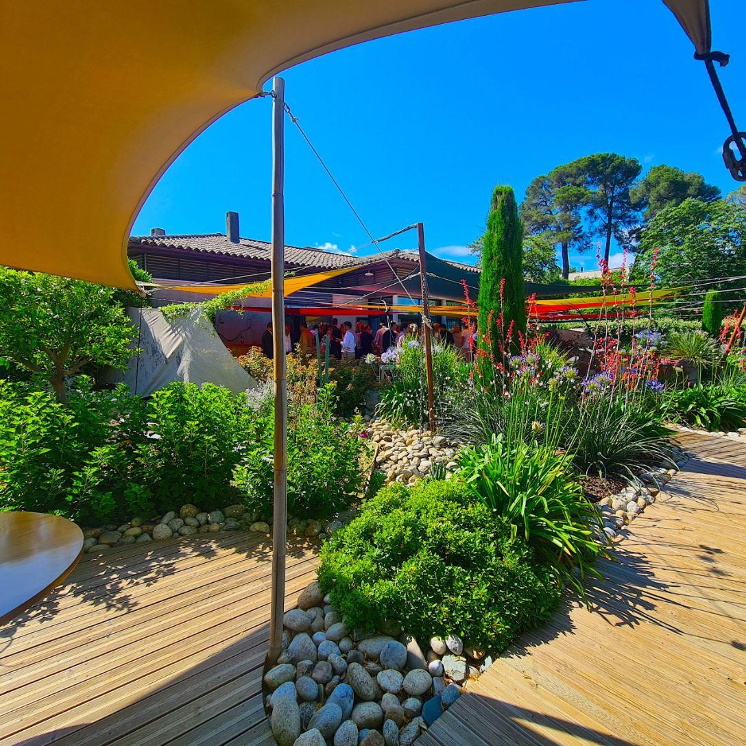 Jardin fleuri du restaurant © La Table de Franck Putelat