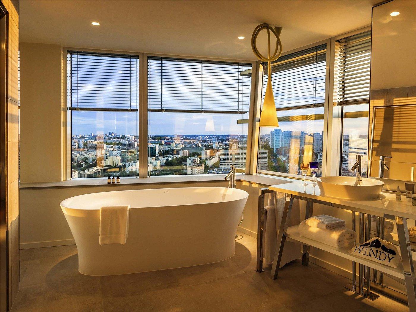 Suite avec vue sur Paris au TOO Hôtel © DR