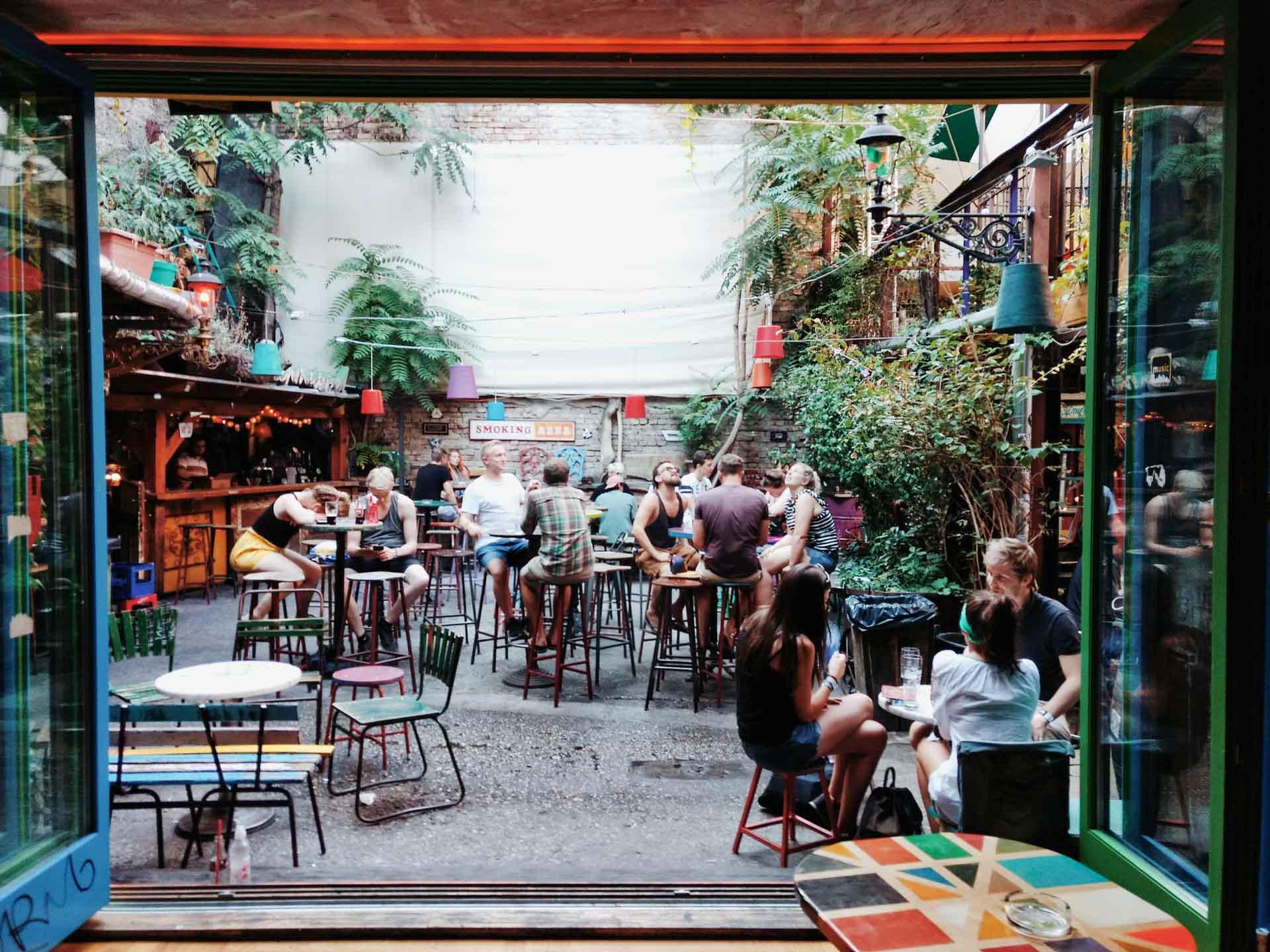 Le mythique bar Szimpla Kert © Liam Mckay