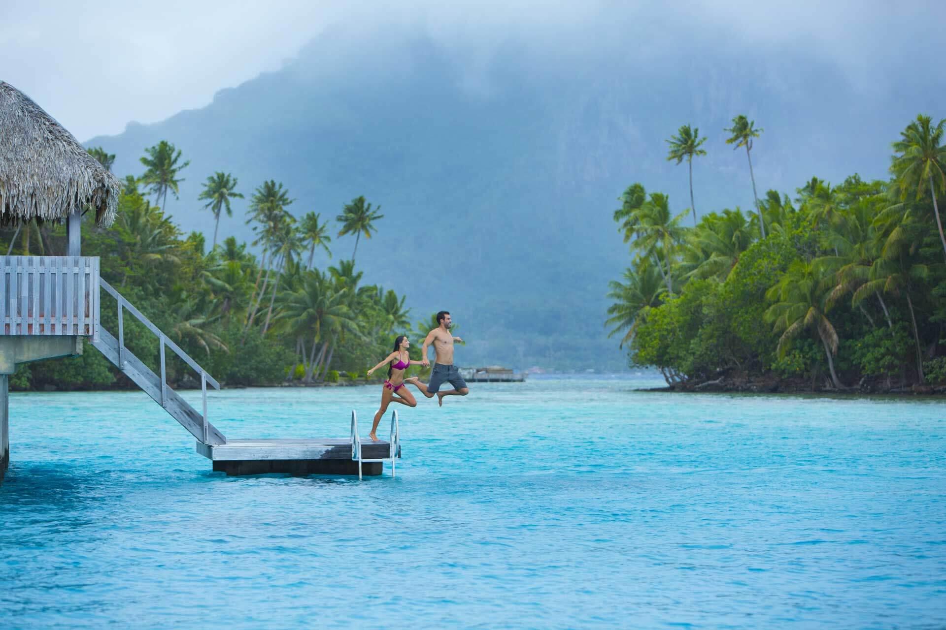 L’eau turquoise du lagon au pied de son lodge à Bora Bora © Tahiti Tourisme