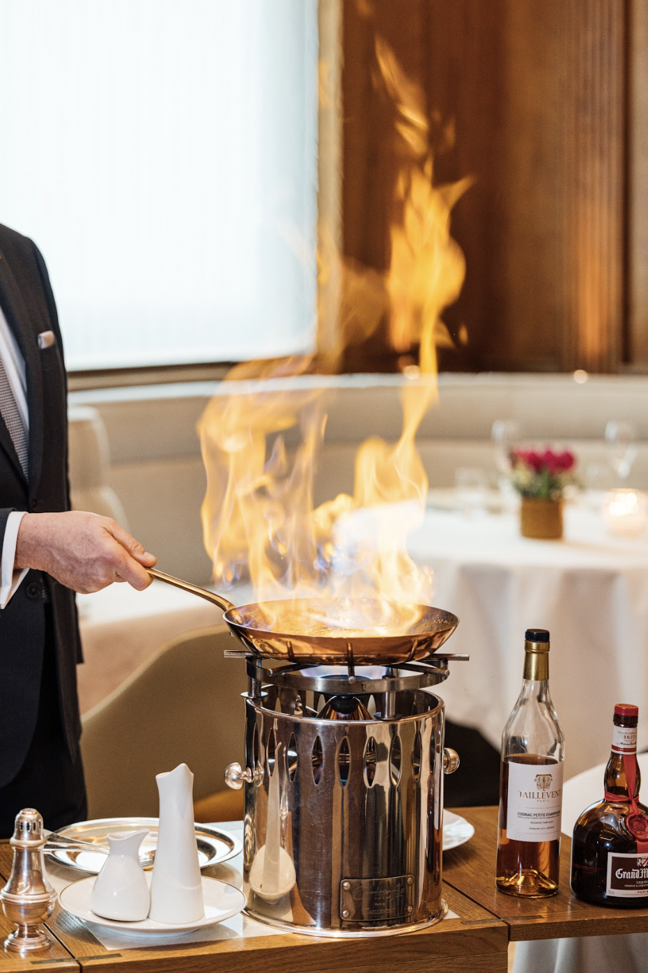 La crêpe Suzette telle un spectacle au restaurant à Paris © Le Taillevent 