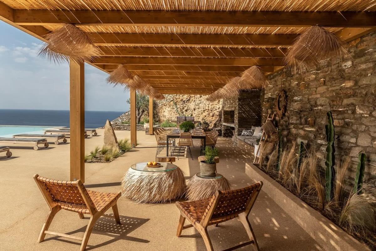À l’abri de la pergola, la grande table attend les dîners à dix-huit, avec la mer Égée en toile de fond. Toute la convivialité d’une villa à louer dans les Cyclades. © Le Collectionist