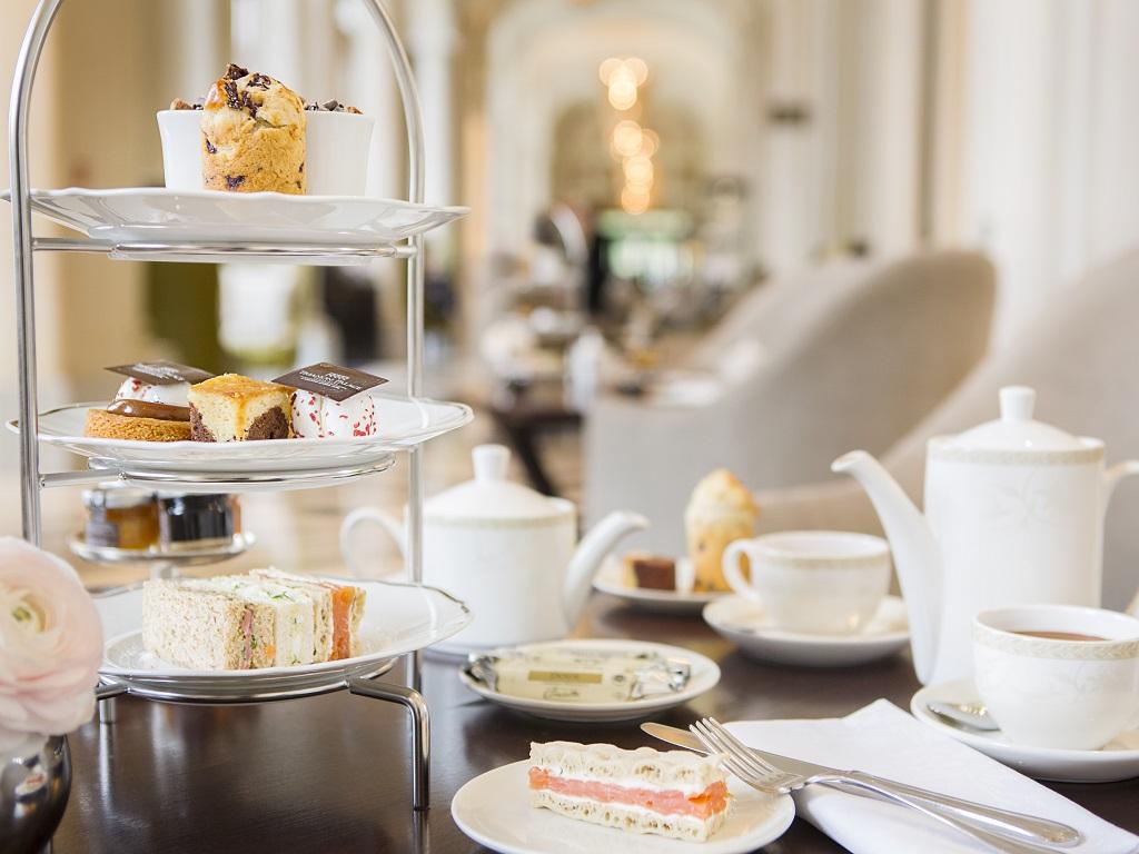 Le Tea Time du Waldorf Astoria Versailles Trianon Palace à réserver directement depuis Dayuse © Waldorf Astoria Versailles Trianon Palace