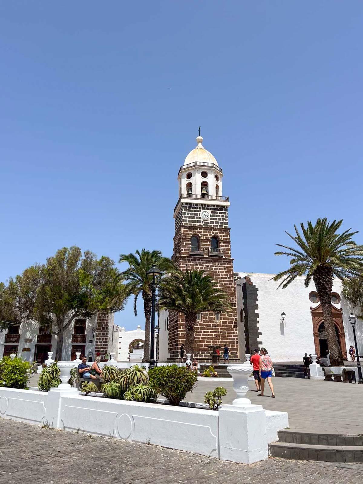 Se promener dans les rues de Téguise lors d’un itinéraire aux Canaries © PPB