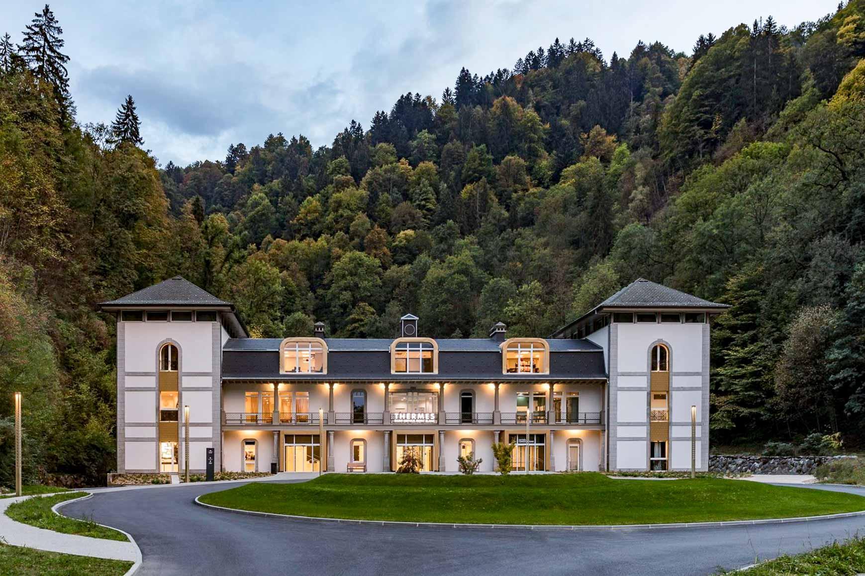 Les thermes de Saint-Gervais dans leur écrin de montagne © OT Saint-Gervais Jerôme Galland