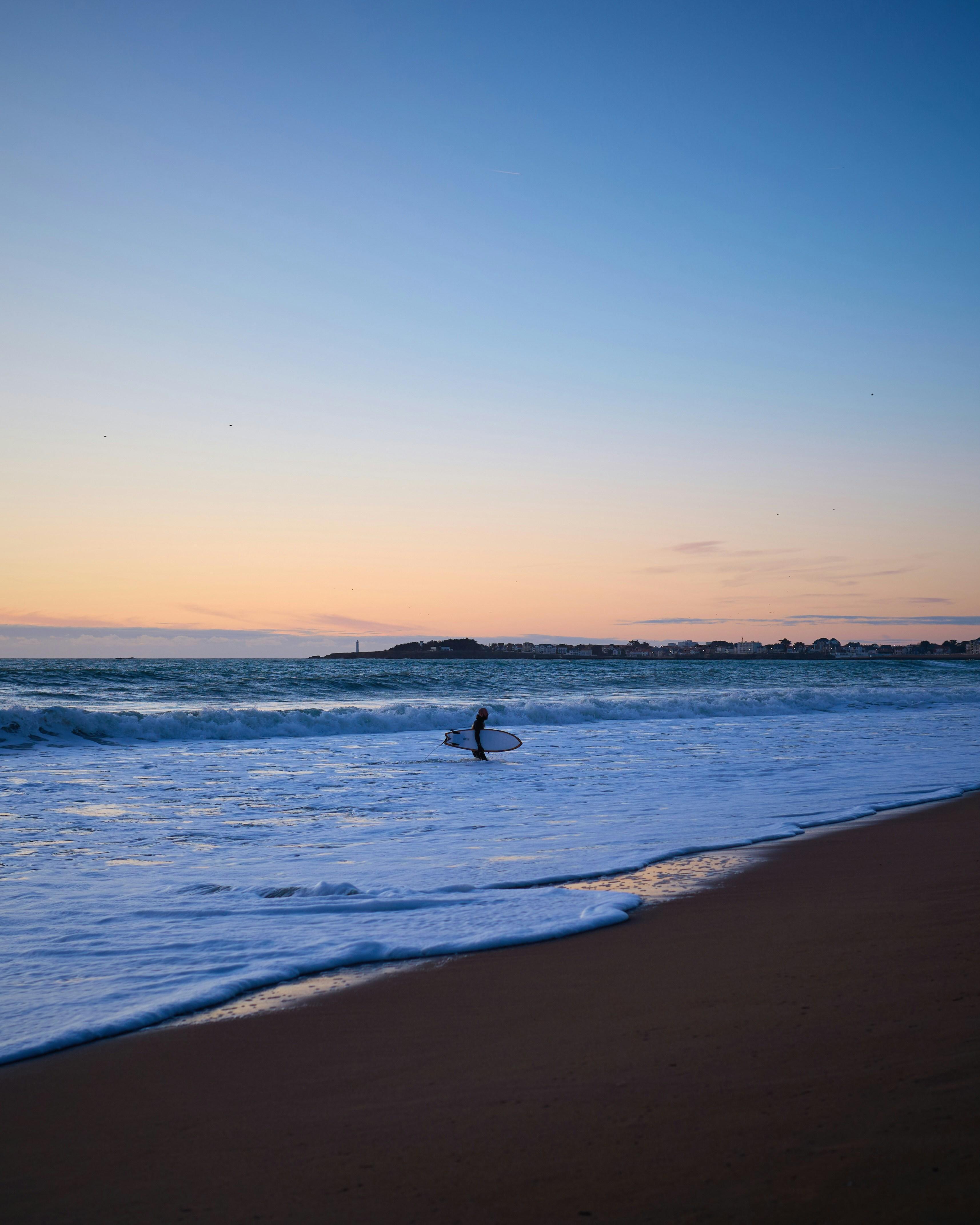 Surfeur en Vendée © Thibault Mokuenko