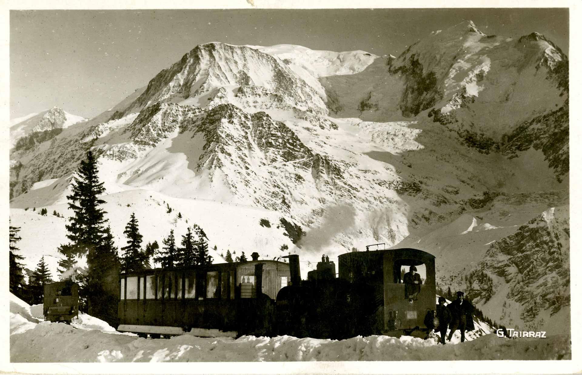 Le chemin de fer du Col de Voza (1700 m.), chargé de skieurs et de touristes © Fonds Jean-Paul Gay / coll. Mairie St Gervais