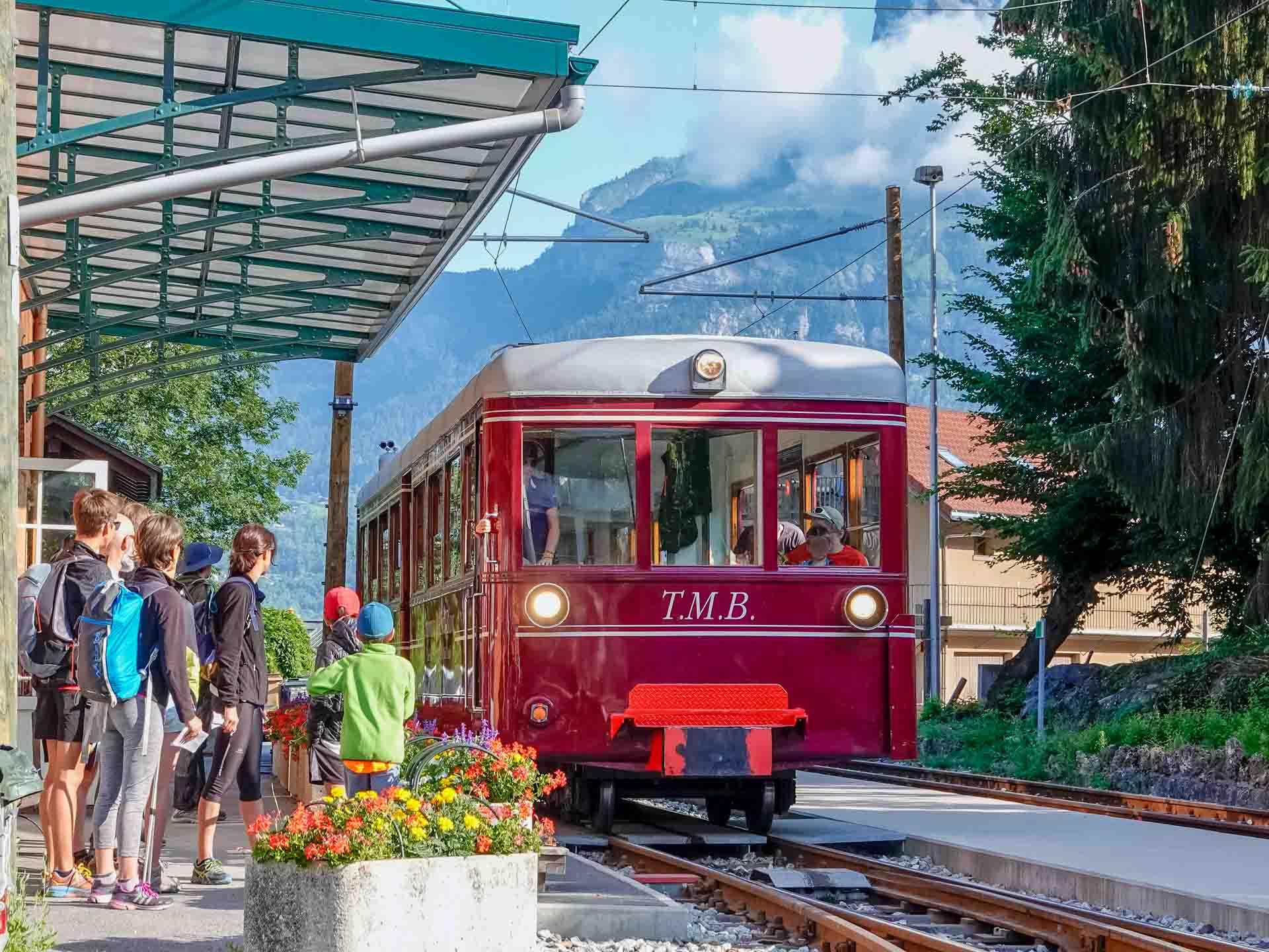 Le début de la randonnée commence à la Gare du Fayet, embarquement dans le vénérable Tramway du Mont-Blanc © Boris Molinier