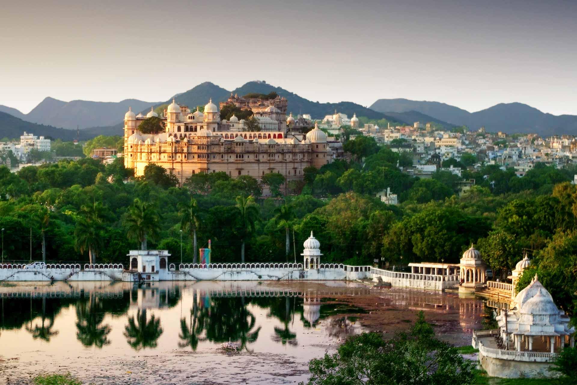 Le City Palace se dresse majestueusement au bord du lac