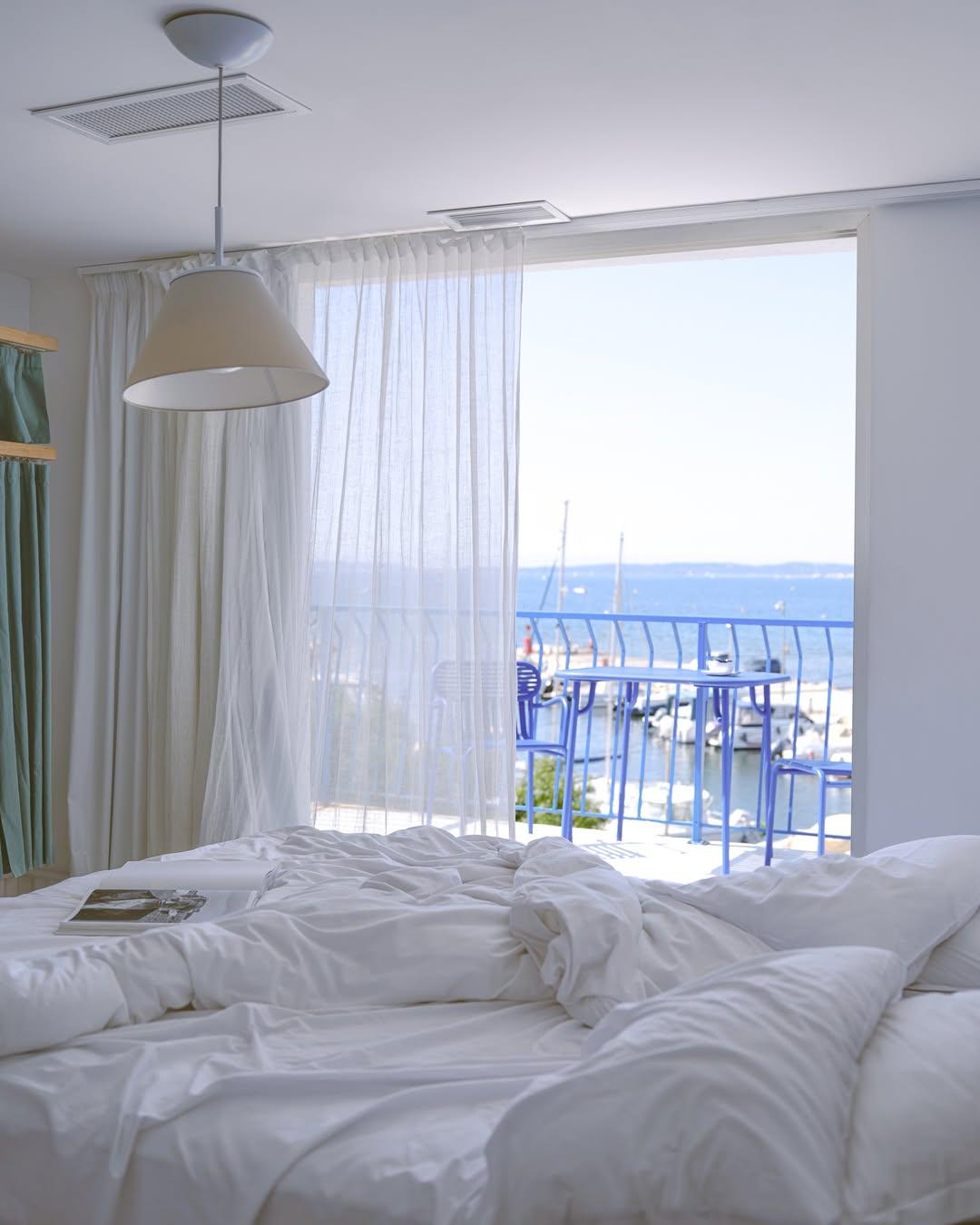 La chambre avec vue sur le petit port de l’Ayguade © La Reine Jane