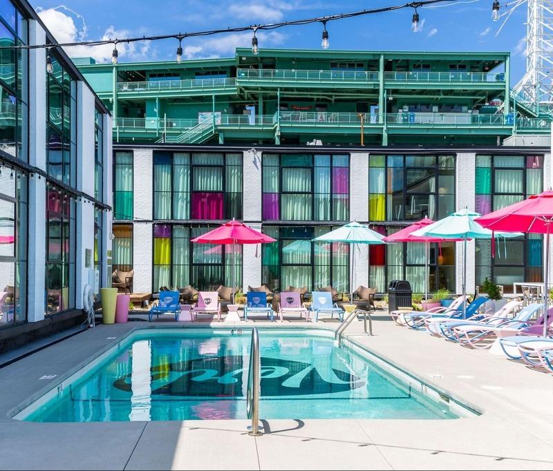 La piscine extérieure de l’hôtel de luxe © The Verb Hotel