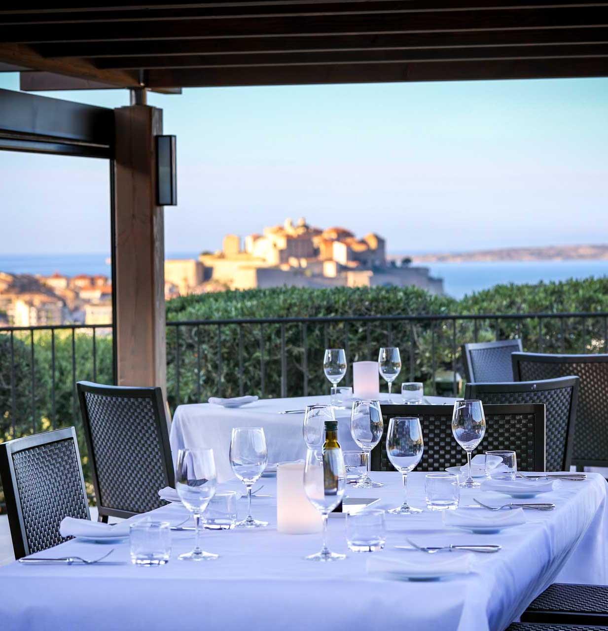 Le restaurant avec vue sur la citadelle de Calvi © La Villa Calvi