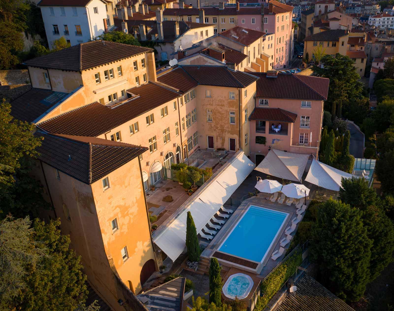 La piscine domine la ville de Lyon © Aloha Studio