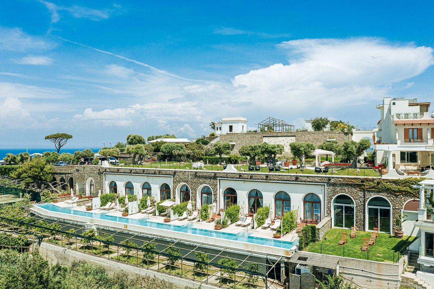 Vue sur les suites avec piscines à débordement © Le San Montano Resort & Spa