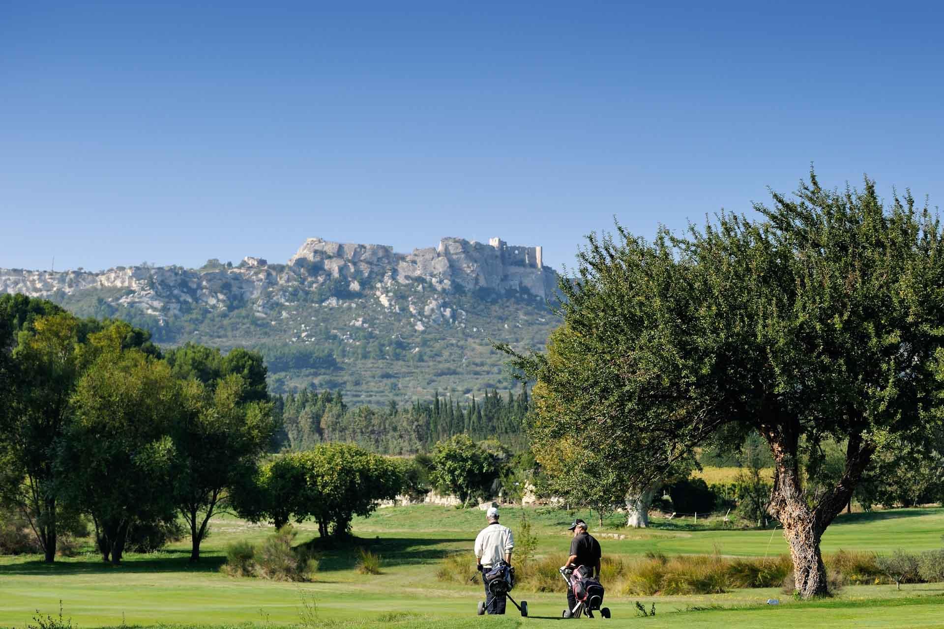 Vue du château depuis le golf du Domaine de Manville © DR